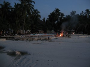 Notlager auf Medhufushi nach dem 2004er Tsunami.