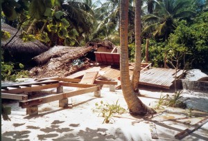 Zerstörte Strand-Villa, rechts sieht man die umgeworfene Betonwand des Außenbads.